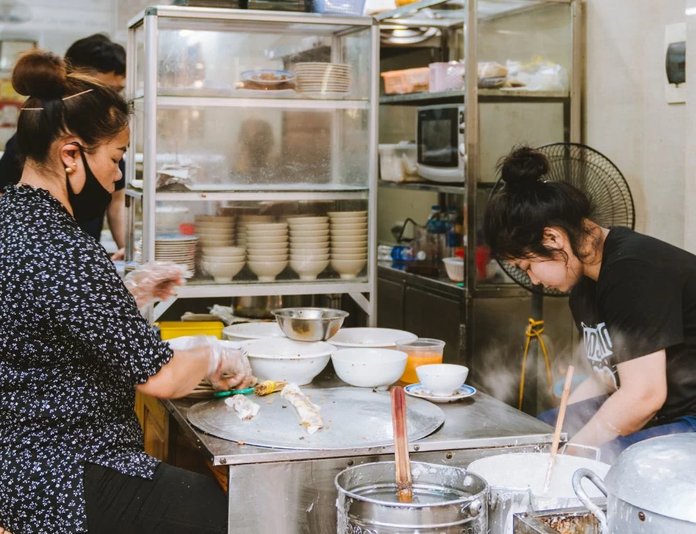 The Vietnamese rice roll impresses diners with its special cooking style