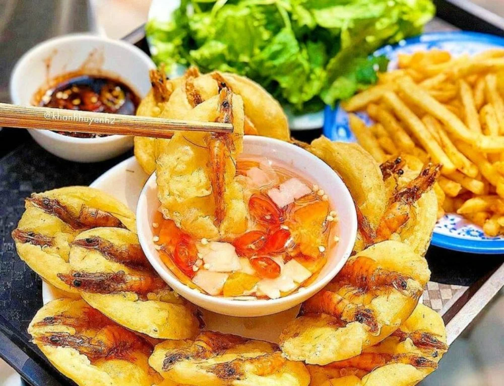 West Lake Banh Tom - A must-try on Hanoi street food map