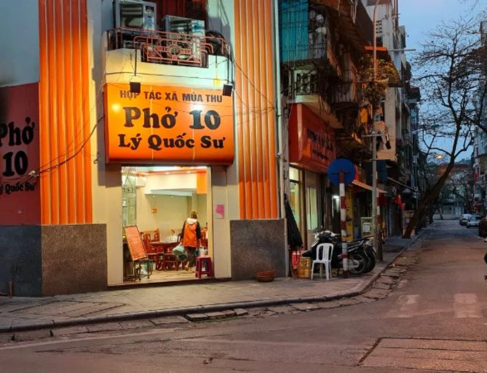 With its diverse menu and professional service, Pho 10 Ly Quoc Su stands out as one of the finest pho Hanoi restaurants.