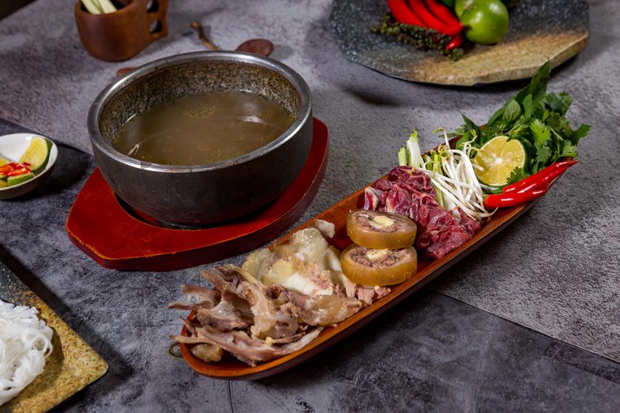 pho-bat-da-delivers-rich-flavorful-broth-served-in-stone-bowls