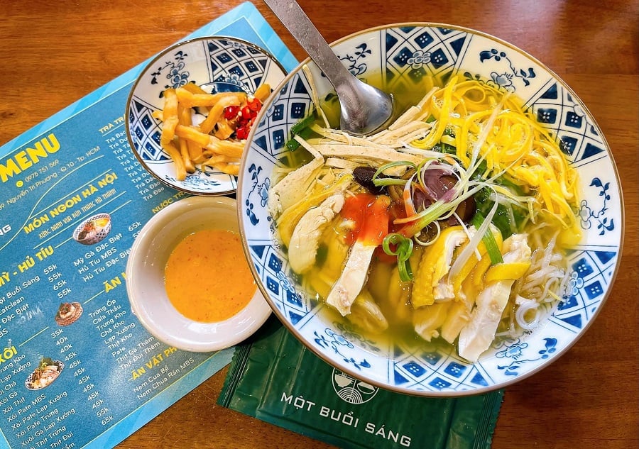 enjoying-authentic-hanoi-atmosphere-and-enjoy-mot-buoi-sang’s-signature-noodles-bun-thang