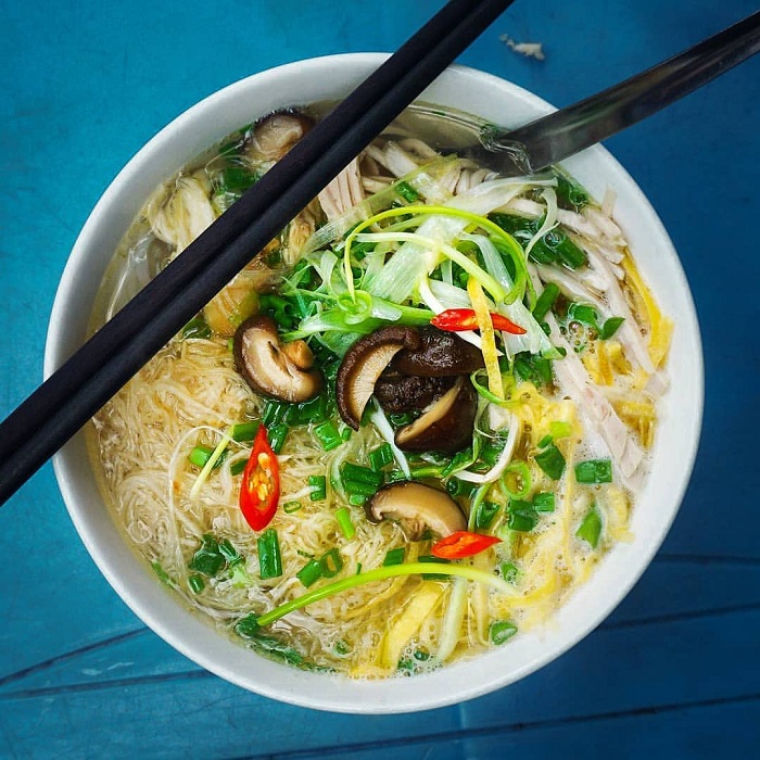 tender-chicken-thin-omelet-and-pork-floss-top-delicate-bun-thang-noodles-bun-thang