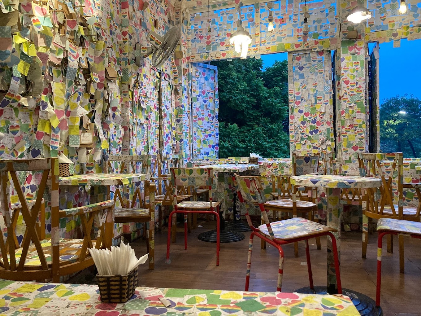 egg-coffee-shop-is-filled-with-colorful-sticky-notes-egg-coffee-in-hanoi