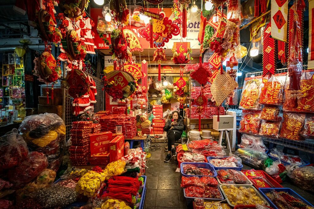 hanoi-old-quarter-night-market-attracts-tourists-by-multicolor-decorations-hanoi-night-market