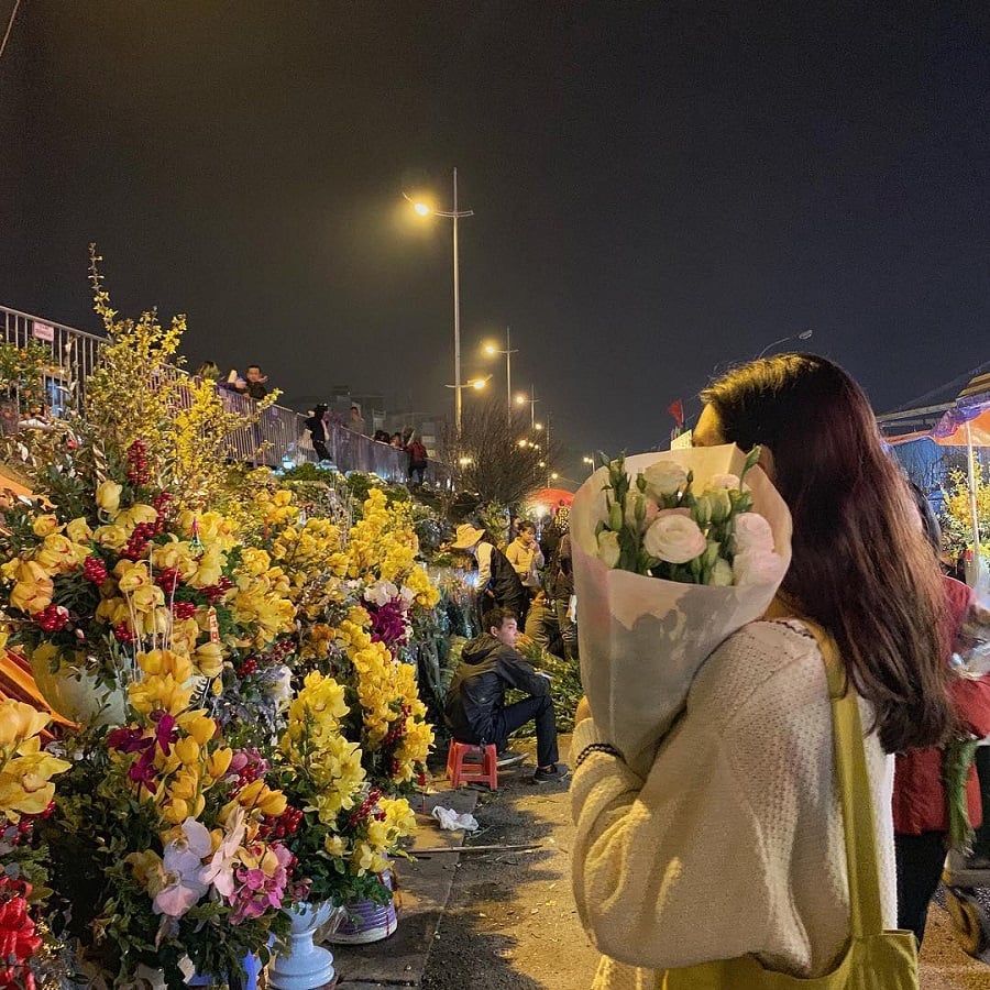 enjoying-the-flowers-scents-and-breathtaking-scenery-hanoi-night-market