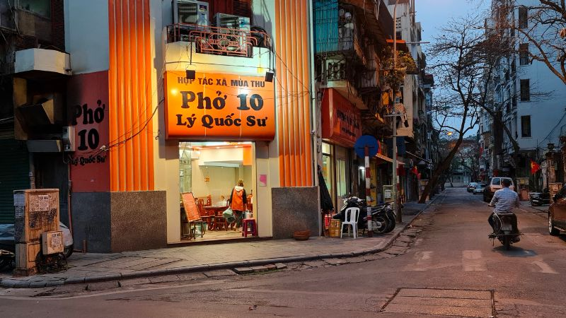 A steaming bowl of traditional beef phở at Phở Lý Quốc Sư, a classic way to begin your 2 days in Hanoi