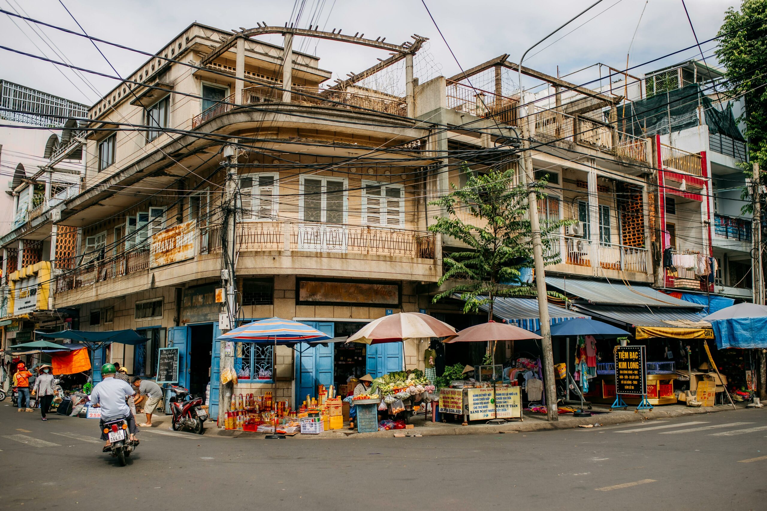 Street-food-in-the-Old-Quarter-scaled