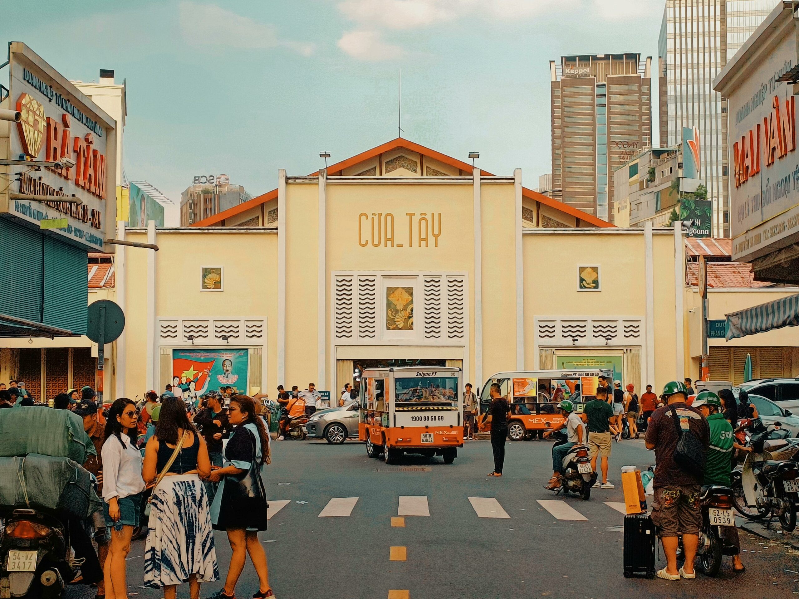 dong-xuan-market-hanoi-street-food-variety-scaled