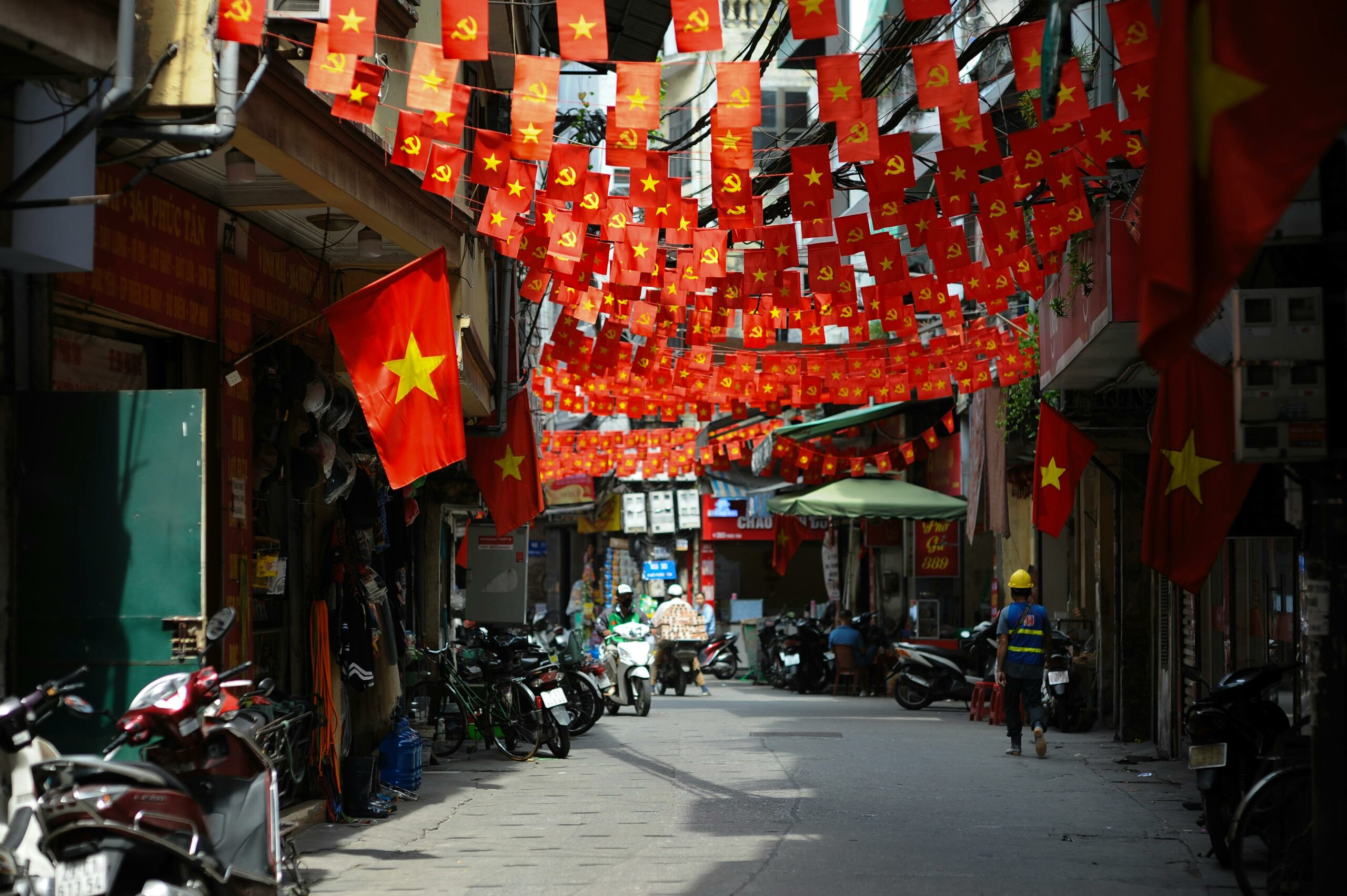 hanoi-old-quarter-dining-public-holiday-scaled