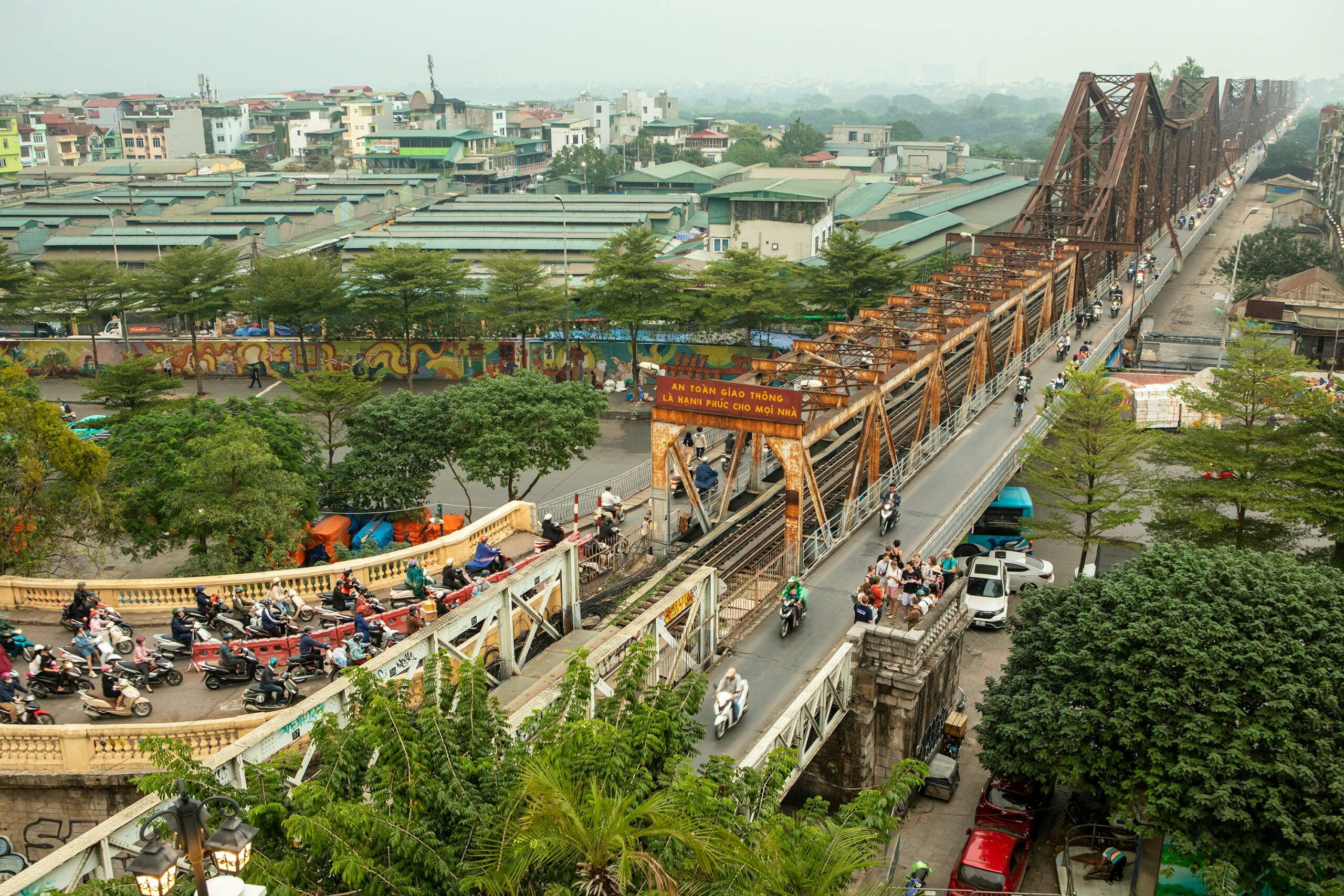 long-bien-bridge-hanoi-street-food-morning-scaled