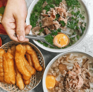 pho-phu-xuan-serves-flavorful-beef-and-unique-herb-aromas