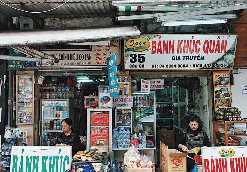 Banh Khuc Quan serving authentic Vietnamese sticky rice xoi khuc in Hanoi