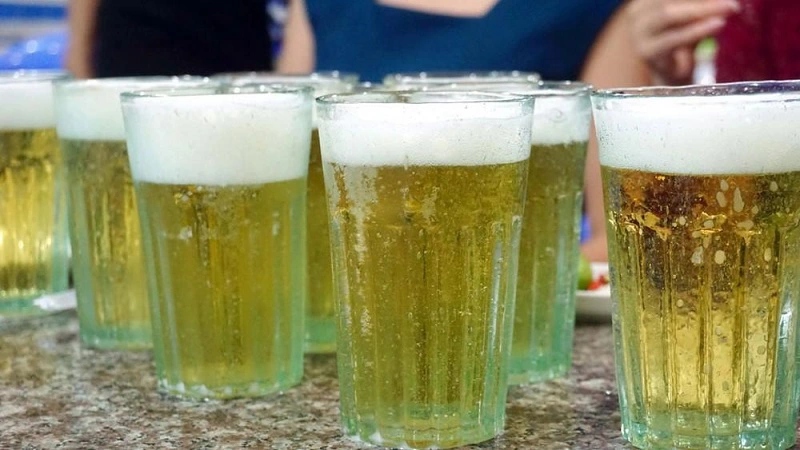 Hanoi draft beer served fresh as part of Hanoi food culture