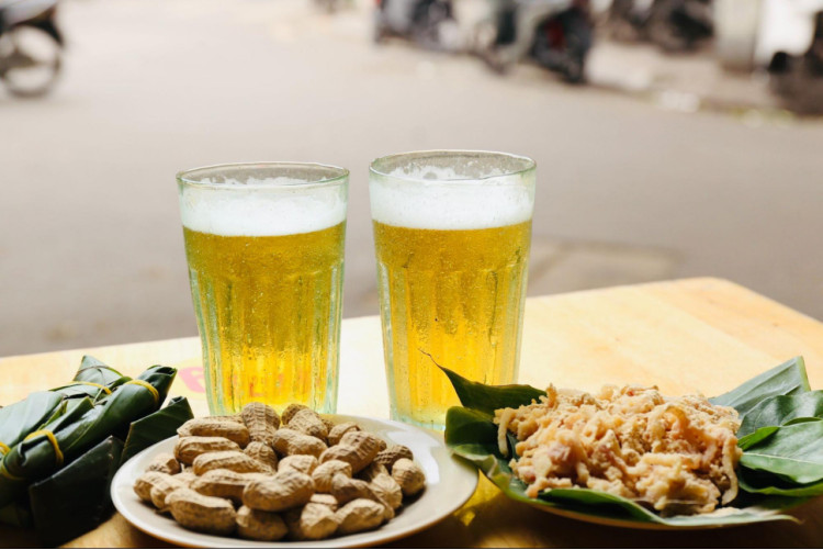 Hanoi draft beer reflecting the values of Hanoi food culture