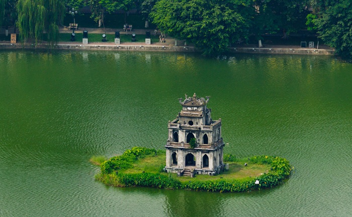 Hoan Kiem Lake and historic streets showcasing the cultural heritage of Hanoi Old Quarter