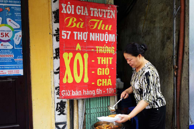 Traditional xoi khuc at Xoi Ba Thu in Hanoi