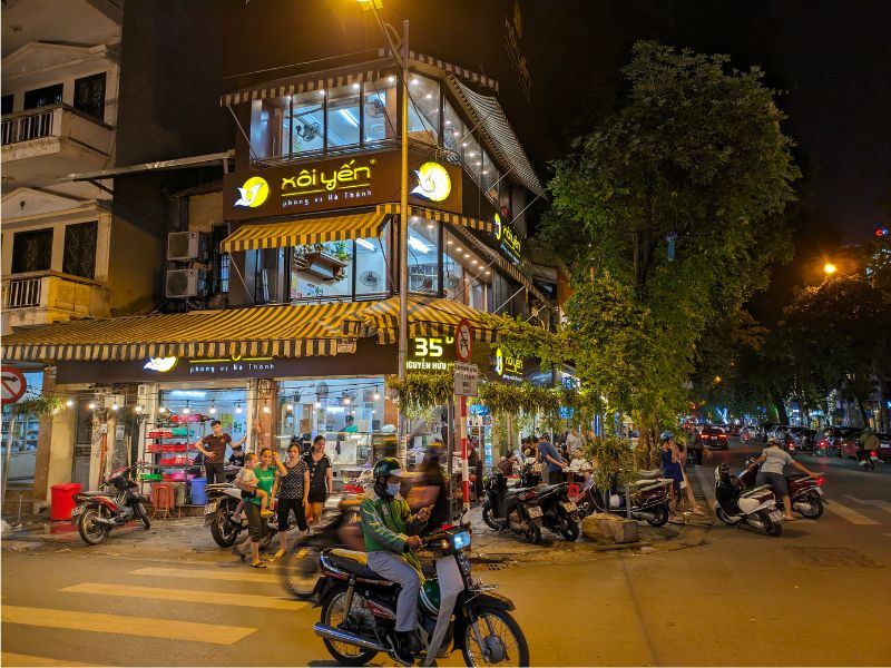 Xoi Yen restaurant serving Vietnamese sticky rice and xoi khuc in Hanoi