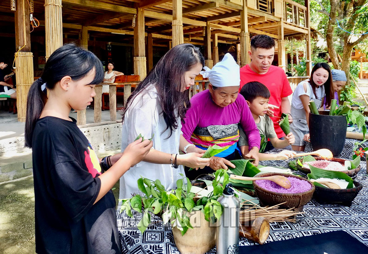 Traditional cơm lam meal in Lác or Pom Coong village Mai Châu