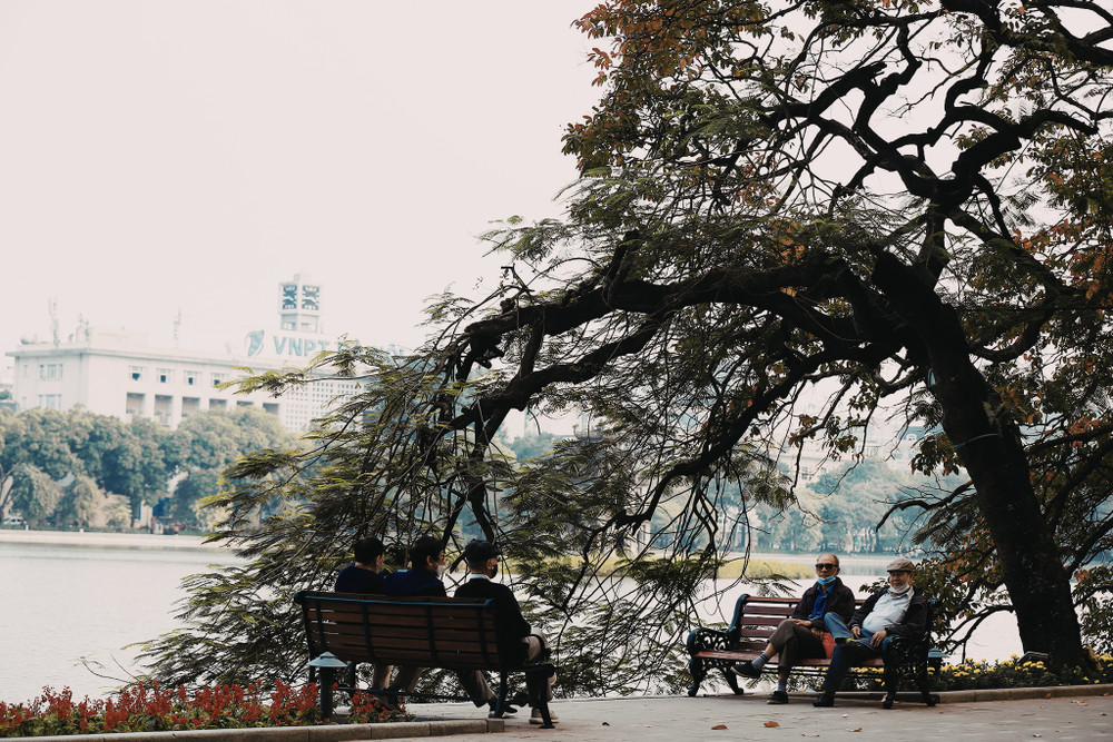 Travellers exploring Hanoi during changing seasonal weather