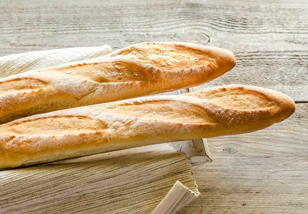 mi.jpgFrench baguette and Vietnamese bánh mì illustrating the evolution of Vietnam's iconic sandwich
