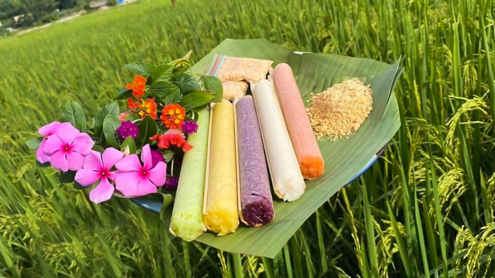 Traditional bamboo rice representing White Thái food culture in Mai Châu