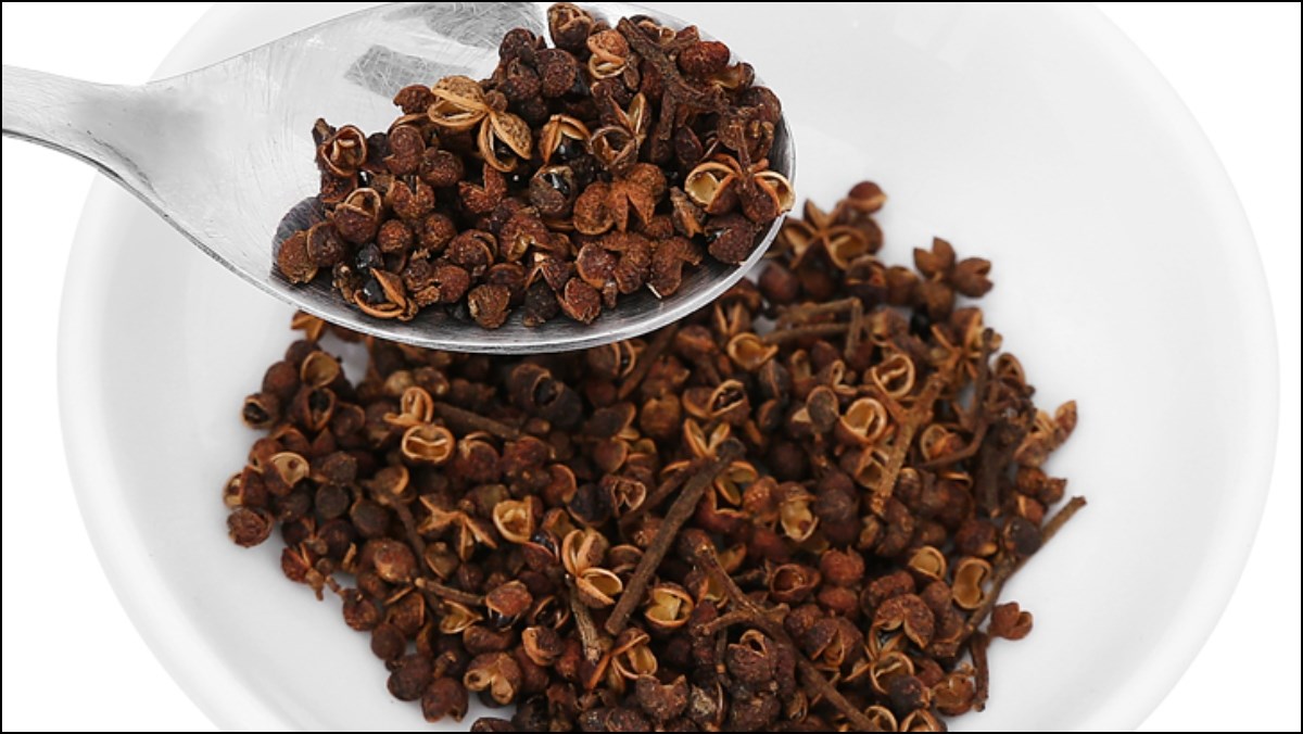 Northern Vietnamese spices including mắc khén, hạt dổi and star anise