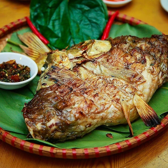 Pa pỉnh tộp folded grilled fish served in Mai Chau