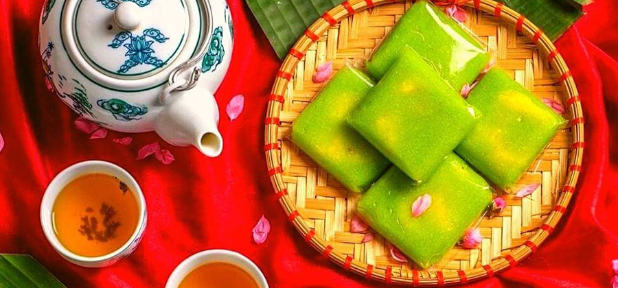 Packaged cốm and traditional green rice treats from Northern Vietnam