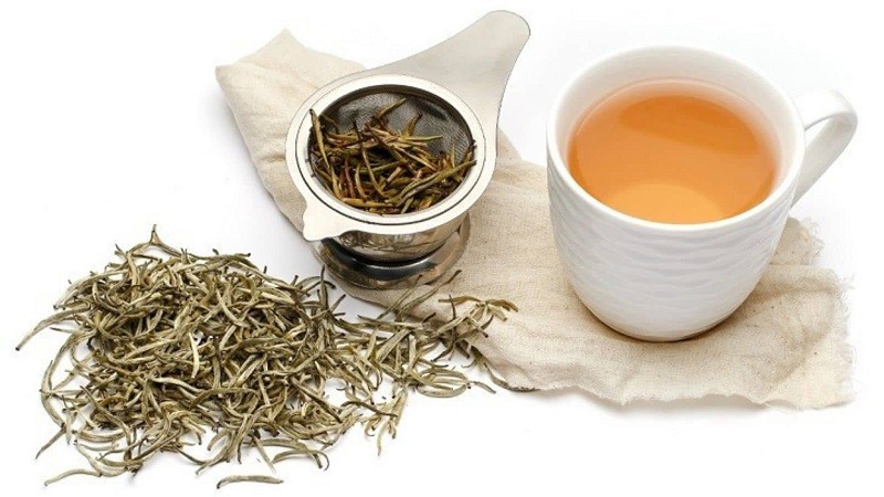 Shan Tuyết tea leaves and brewed tea from Suối Giàng