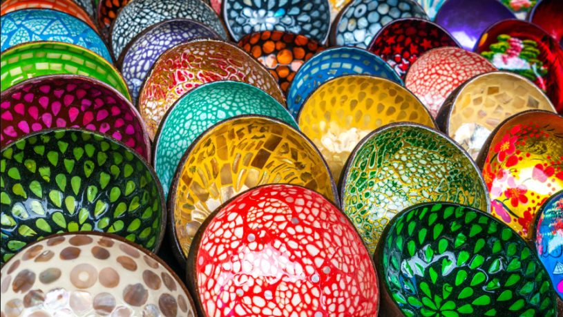 Vietnamese lacquerware boxes, trays and decorative objects in Hanoi