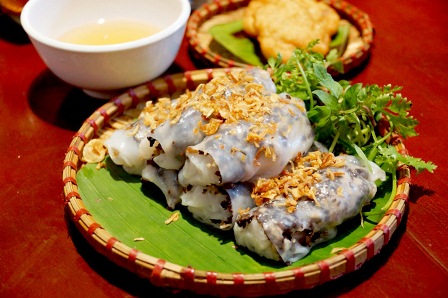 Banh cuon Hanoi served with pork sausage, herbs and dipping sauce