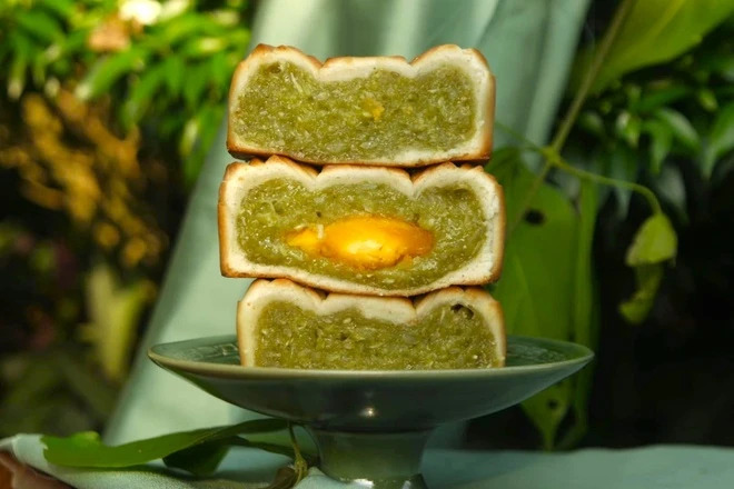Hanoi mooncake filled with green cốm made from young glutinous rice