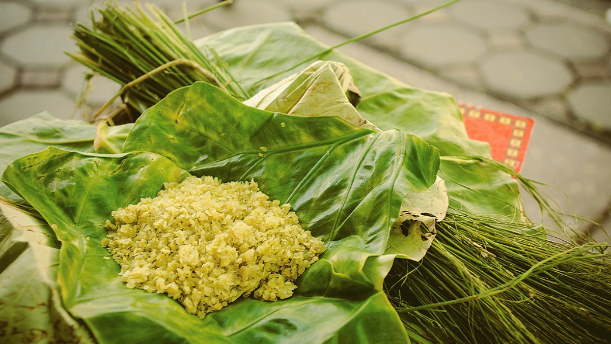 Fresh Hanoi cốm wrapped in leaves during the autumn young-rice season