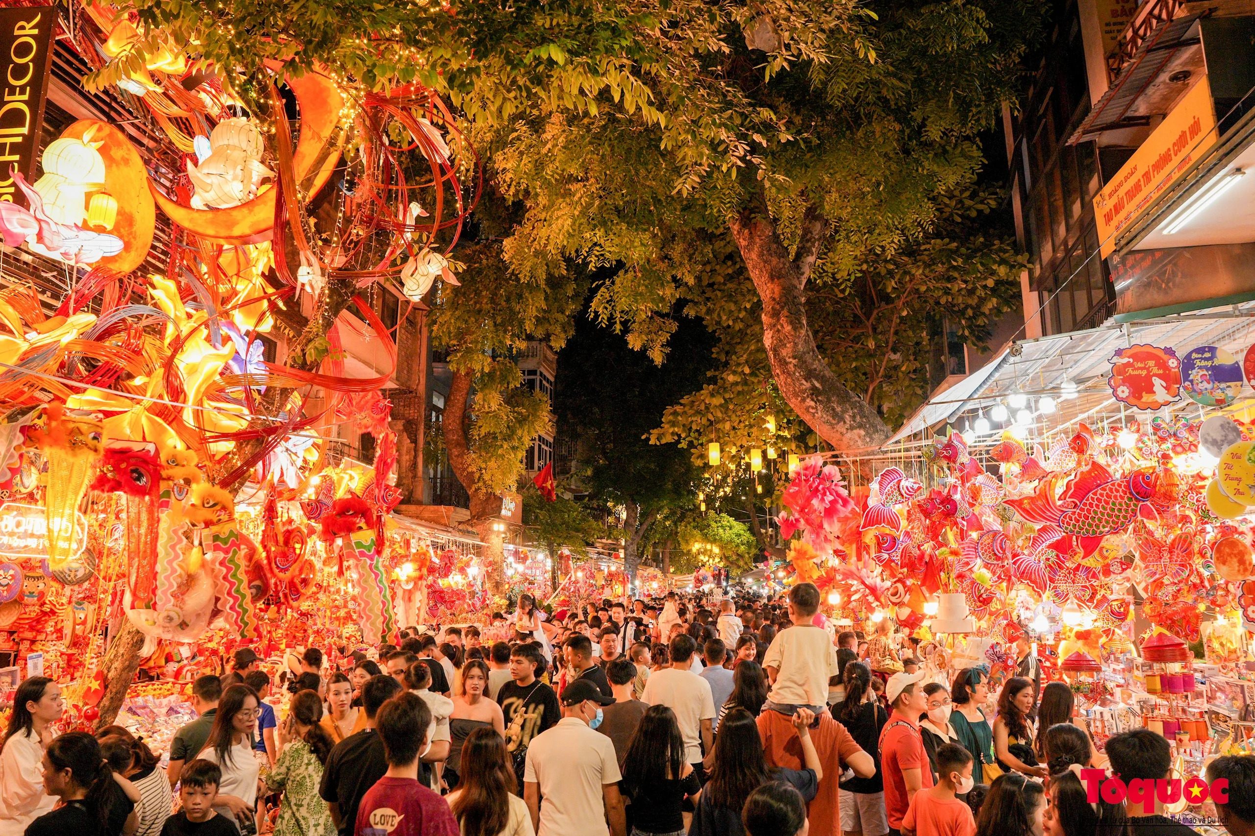 Travellers exploring lantern shops and traditional mooncake bakeries in Hanoi