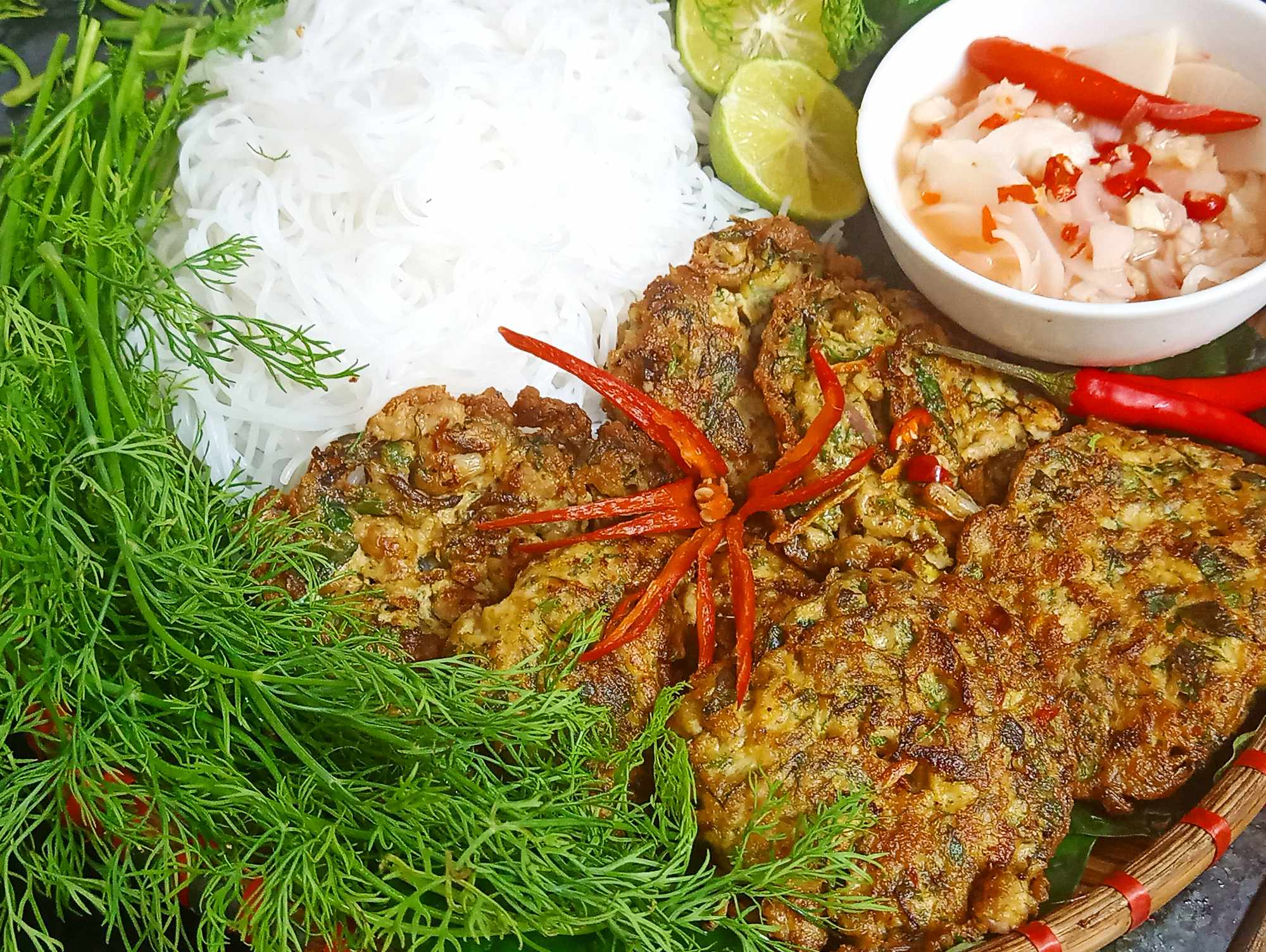 Vietnamese sandworm omelette made with rươi, egg, minced pork and aromatic herbs