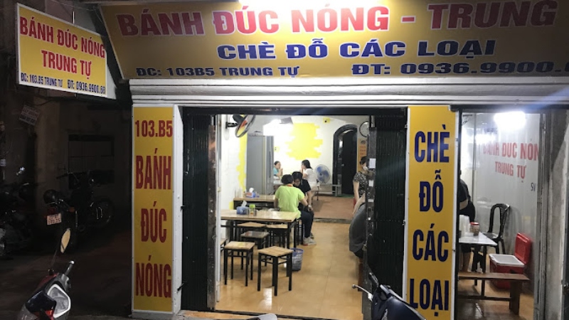 A historic alleyway in Hanoi's Old Quarter famous for traditional bánh đúc nóng stalls.