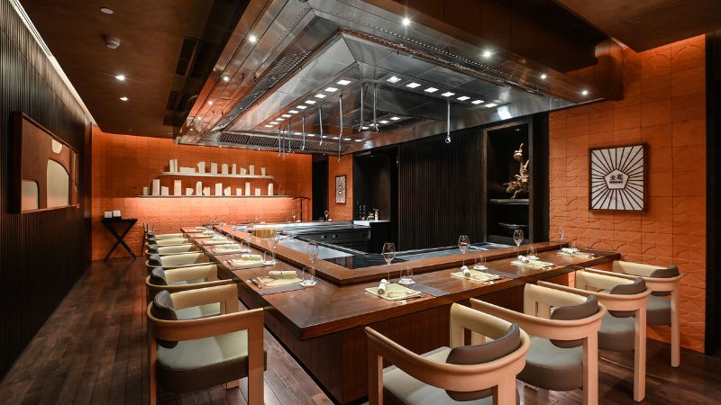 Chef preparing teppanyaki at Hibana by Koki’s dining counter
