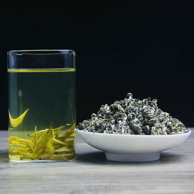 Shan Tuyết tea from the northern highlands brewed in a traditional teapot