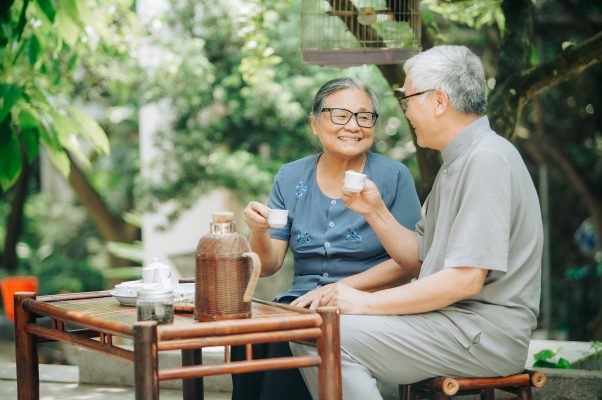 Vietnamese tea being poured into small cups during an everyday gathering in Hanoi