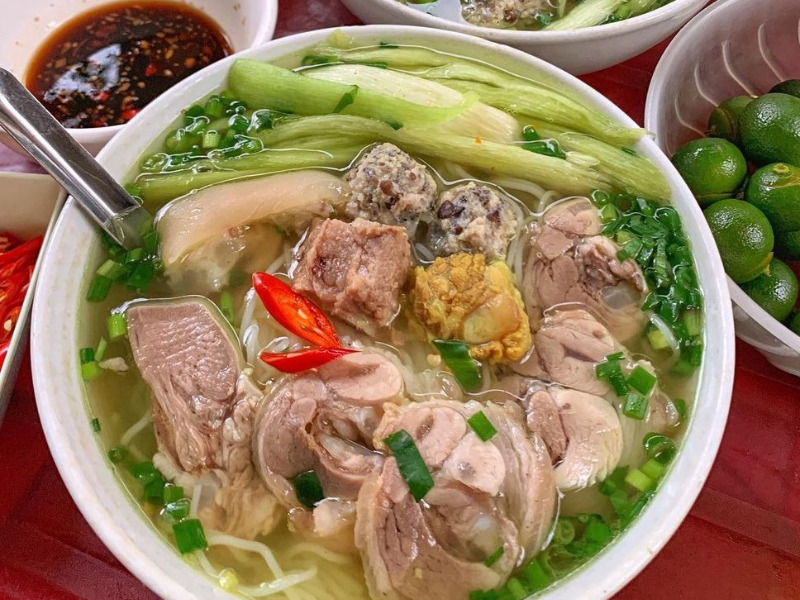 Rice vermicelli and sliced doc mung stalks in pork noodle soup.
